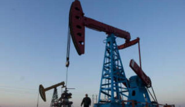Petróleo cotiza en 34,35 dólares alentado por continuidad de reaperturas económicas