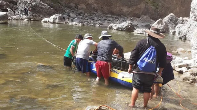 Policías y pobladores ayudaron con el rescate del cuerpo en el río Colca.