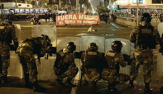 Repudio. Varias calles de Lima parecían a punto de estallar. Todo por un gobierno ilegítimo. Foto: John Reyes/La República