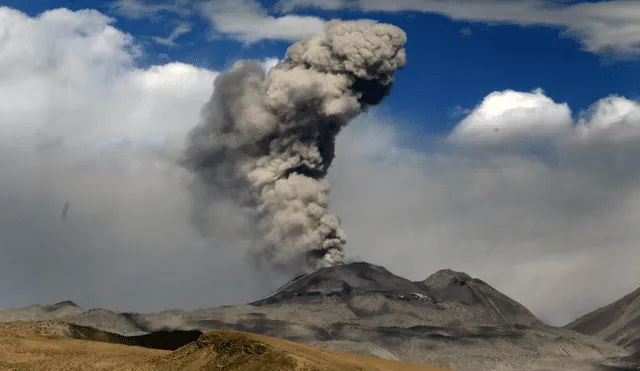 Arequipa: así se ve la expulsión de cenizas del volcán Sabancaya [FOTOS]