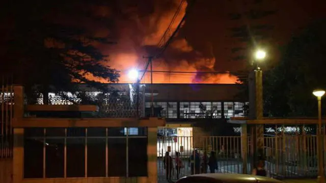 Chosica: incendio consume almacén de zapatos en la carretera Central [VIDEO]  