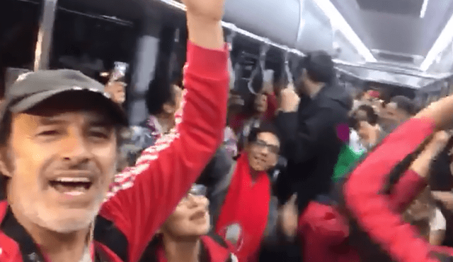 Vía Facebook: Mira a Carlos Alcántara cantando 'Contigo Perú' en bus ruso de Rusia [VIDEO]