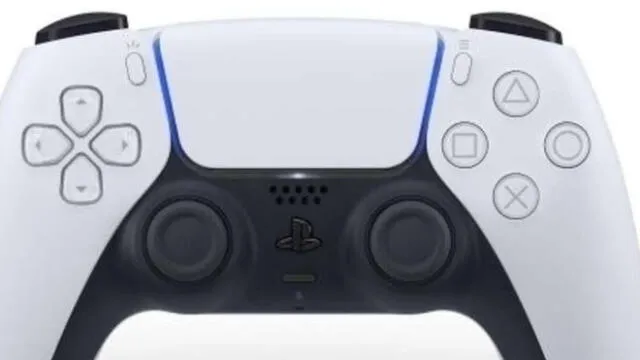 La PS5 mantiene un color blanco con acabados azules y negros tal cual su mando DualSense.