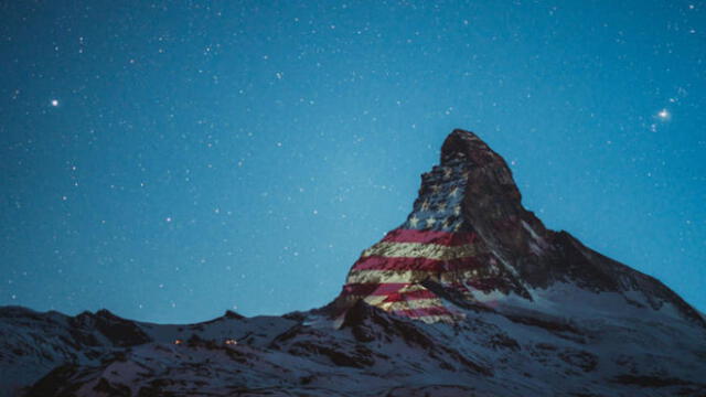 Los colores de la bandera de Estados Unidos también aparecieron en el monte. Fuente: Zermatt Matterhorn.