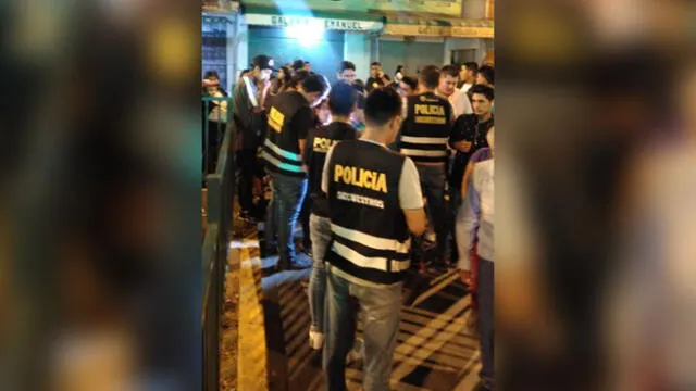 En una cevichería que funcionaba como bar por las noches, se detuvo a una mujer, se intervino a tres presuntas meretrices y se rescató a tres menores de edad. (Foto: PNP)