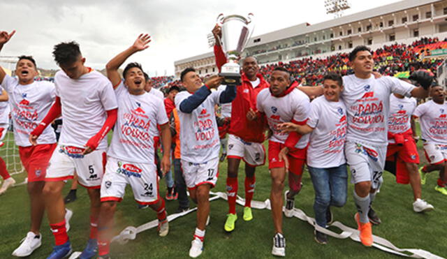 Cuero destaca entre sus compañeros levantando el trofeo de campeón con Cienciano