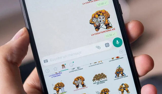 WhatsApp está haciendo pruebas en dispositivos iOS para añadir el buscador de stickers. Foto: Xataka