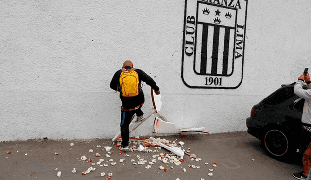 Alianza Lima lamentó que el arreglo floral enviado por Universitario de Deportes haya sido destrozado. | Foto: Líbero