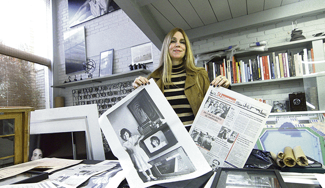 Personaje. Sonia Cunliffe con algunas de la imágenes que rescató de archivos en Cuba.