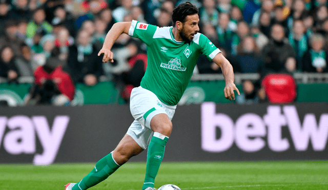 Claudio Pizarro: directivo del Werder Bremen criticó la actitud del peruano al posar con una cerveza cuando el equipo pelea el descenso.