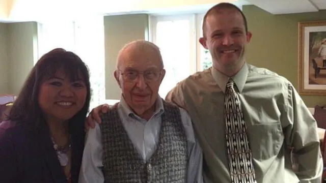 Rudolph "Rudi" Heider con su nieto Matthew y con la esposa de este, Janet. El hombre se recuperó el pasado martes. Fuente: Facebook.