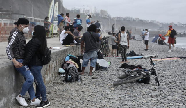 Entre adultos y menores de edad, decenas acudieron a playas, pero algunos sin tomar las precauciones del caso. Foto: Jhon Reyes / La República