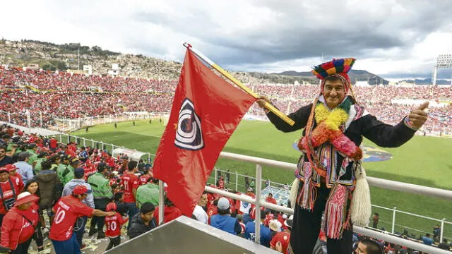 Pintado de rojo. Miles de hinchas, y este personaje vestido con trajes típicos del Cusco, abarrotaron las graderías del estadio Inca Garcilaso de la Vega en una jornada de fútbol inolvidable.