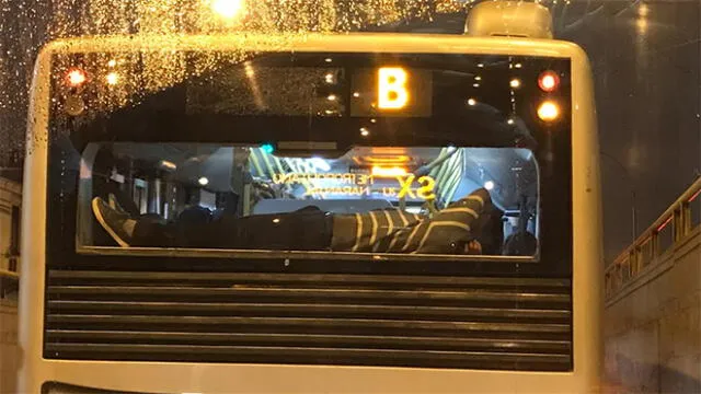 Metropolitano: hombre es captado viajando sobre el motor de bus [VIDEO]