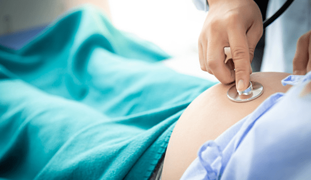La mujer fue intervenida por cesárea y el bebé nació sano.