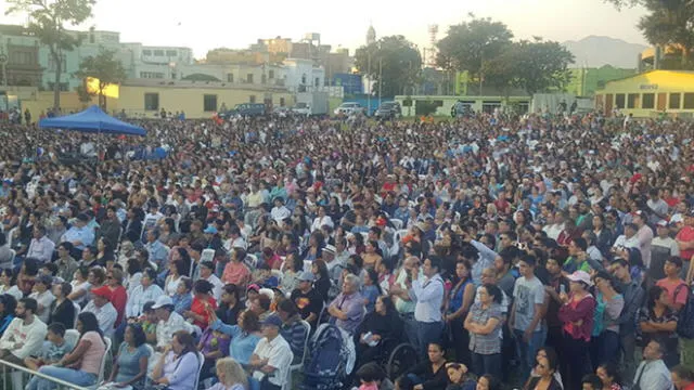 Miles de personas ovacionaron a la sinfónica en Campo de Marte