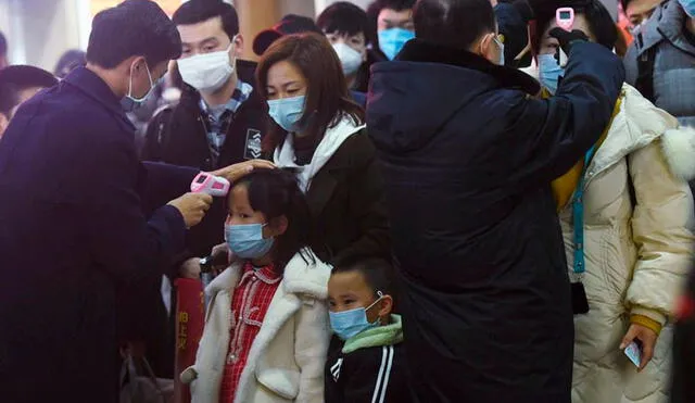 Autoridades chinas controlan a los posibles infectados en Wuhan. Foto: AFP.
