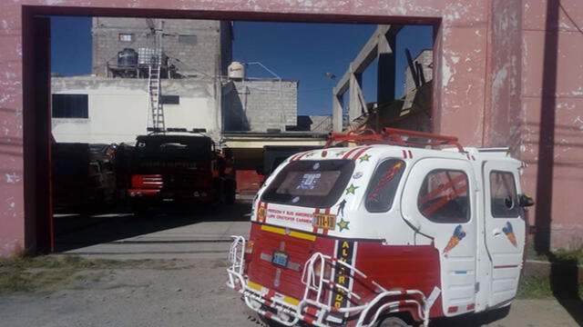 Mototaxis irrumpen estacionamiento de compañía de bomberos