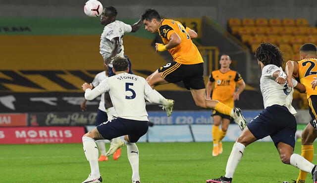 Raúl Jiménez ilusionó a los Wolves al marcar el 2-1 a falta de diez minutos para el final. Foto: AFP.