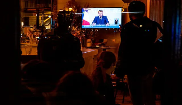 En un horario de máxima audiencia el presidente Macron anunció que Francia vuelve a un confinamiento estricto para frenar el brote de coronavirus. Foto: EFE