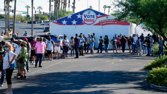 Personas hacen fila para votar en un centro comercial el primer día de votación anticipada en persona el 17 de octubre de 2020 en Las Vegas, Nevada. Foto: AFP