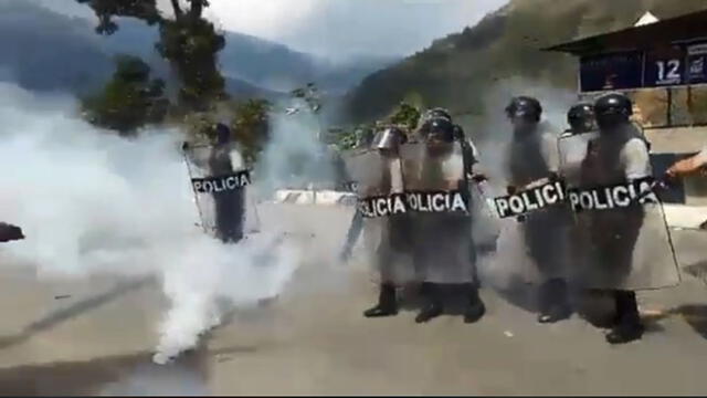 Cocaleros se enfrentan a Policía en Cusco durante intento de bloqueo de vía [VIDEO]