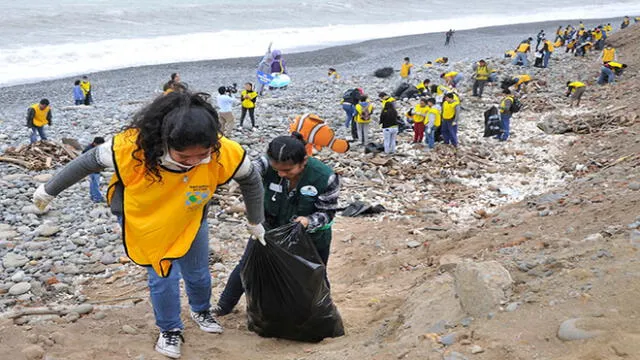 Más de 2 toneladas de residuos fueron recogidas de playas en la Costa Verde