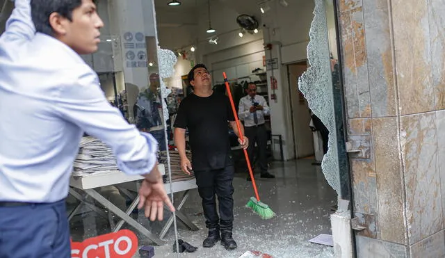 saqueos en Arequipa. Manifestantes rompieron vidrios de negocios de el Cercado de Arequipa para robar celulares, prendas de vestir, entre otros objetos.
