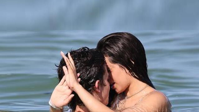 Shawn Mendes y Camila Cabello protagonizan apasionado beso en playas de Miami [FOTOS]
