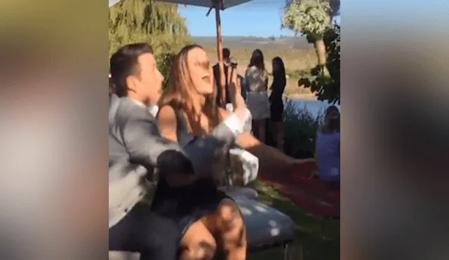 Un video muestra el divertido momento en que un chico evita que su novia agarre el bouquet de boda.