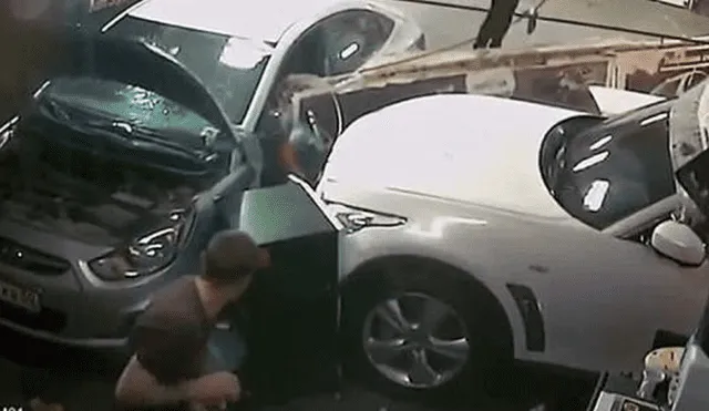 YouTube: mecánicos casi mueren aplastados por auto en impactante accidente [VIDEO]