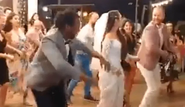 En YouTube, un recién casado destacó con sus movimientos a ritmo de salsa y quería que sus invitados lo imiten.