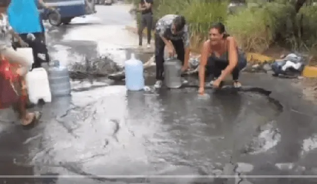 Venezuela: familias recogen agua de un botadero por escasez [VIDEO]