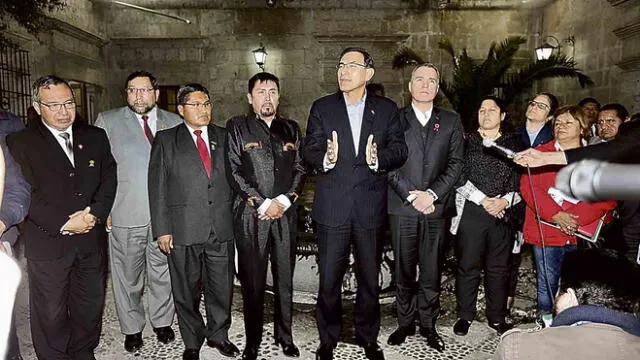 el dato  Presidente Martín Vizcarra encabezó reunión con gobernadores del Sur. Se acordó que en una semana se decidirá suerte de proyecto Tía María.
