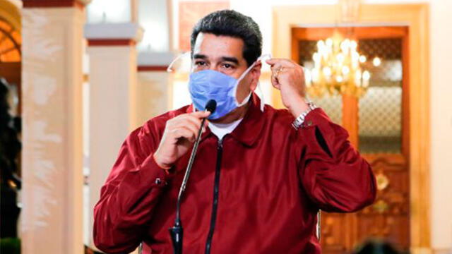 Nicolás Maduro se protege con una mascarilla en medio de una cadena radio y televisión. Foto: AFP.