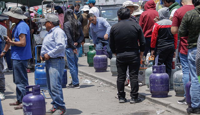 Ciudadanos deben realizar colas para adquirir gas doméstico. Foto: Rodrigo Talavera/ La República
