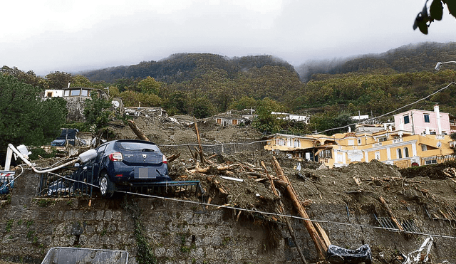 Avalancha. Lodo de la montaña Epomeo en Ischia dejó muertos y además destrozos en decenas de residencias y comercios. Foto: EFE