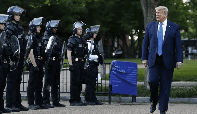 El presidente Donald Trump pasa junto a la policía en el Parque Lafayette en Washington, el lunes 1 de junio de 2020. | Foto: Patrick Semansky / AP