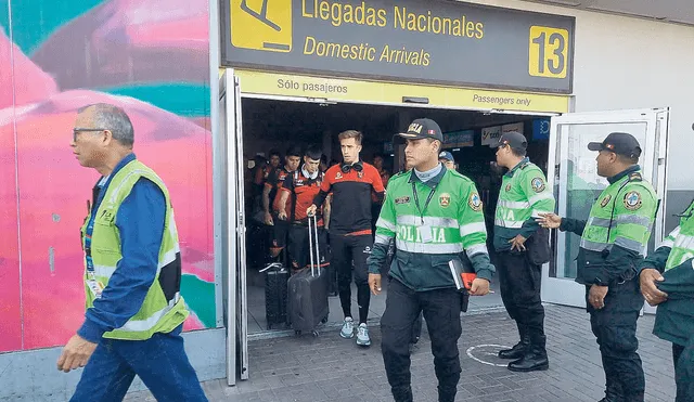 Presión. El plantel dominó necesitó resguardo policial a su llegada a Lima, tras momento vivido por su comando técnico con hinchas blanquiazules.