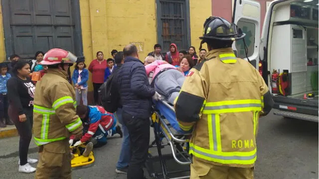 Compañía de bomberos acudieron al lugar para atender a la víctimas, quienes luego fueron llevadas a una clínica. (Foto: Christian Moreno / La República)