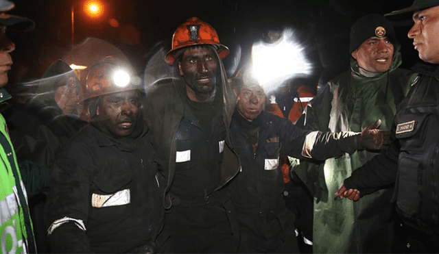 Preciso momento en que mineros son rescatados tras cuatro días [VIDEO]