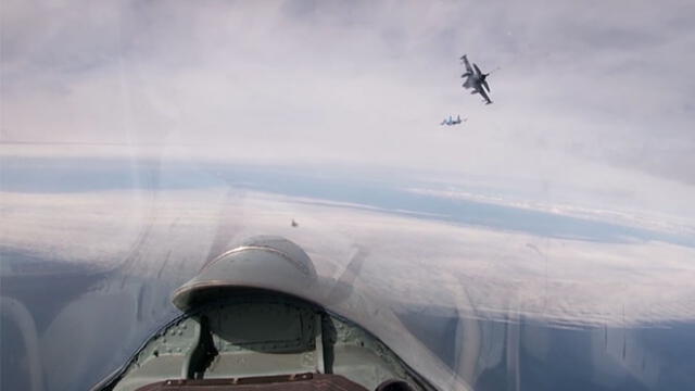 Cazas rusos acompañan a un avión de la OTAN. Captura de video: RT.
