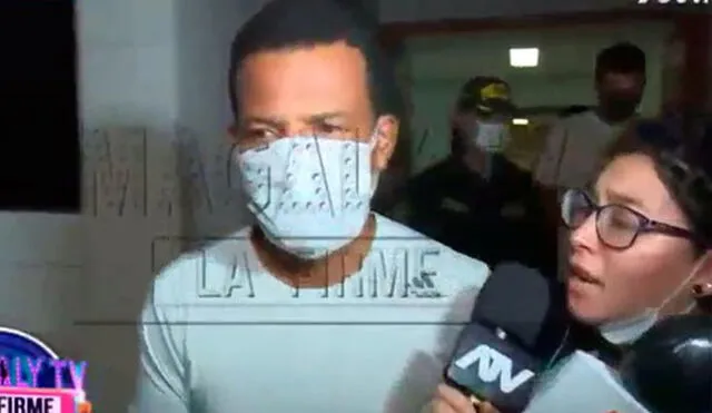 Pablo Zegarra fue abordado por la prensa a la salida de la comisaría, pero solo dio respuestas cortas a las preguntas. Foto: Magaly TV.