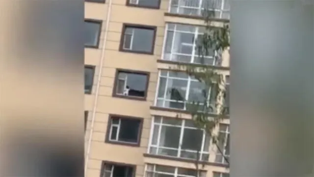 YouTube viral: niño juega en ventana de quinto piso y aterra a miles [VIDEO]