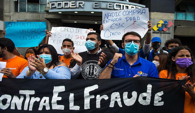 Un grupo de jóvenes el 2 de diciembre en una protesta al frente del CNE en Caracas (Venezuela) por considerar un fraude las elecciones legislativas del próximo domingo. Foto: AFP