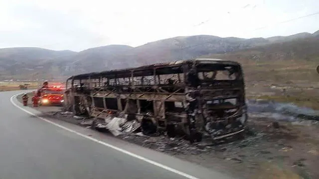 60 pasajeros salvan de morir tras incendiarse el bus en el que viajaban [VIDEO]