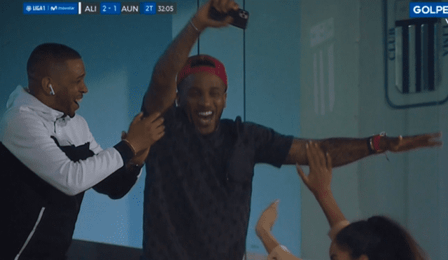 Jefferson Farfán disfrutó en el tribuna en golazo de Carlos Ascues en el Alianza Lima vs. Alianza Universidad.