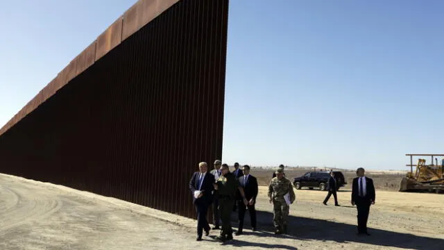 El muro fronterizo físico entre Estados Unidos y México lleva más de 300 kilómetros de instalación. (Foto: AP)