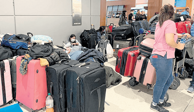 En los pasillos. Con la cancelación de los vuelos hacia Perú, los peruanos que se quedaron en el aeropuerto de Miami recibirán hospedaje y alimentación.