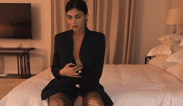 Kylie Jenner anuncia enigmático proyecto en sensual bata [VIDEO]